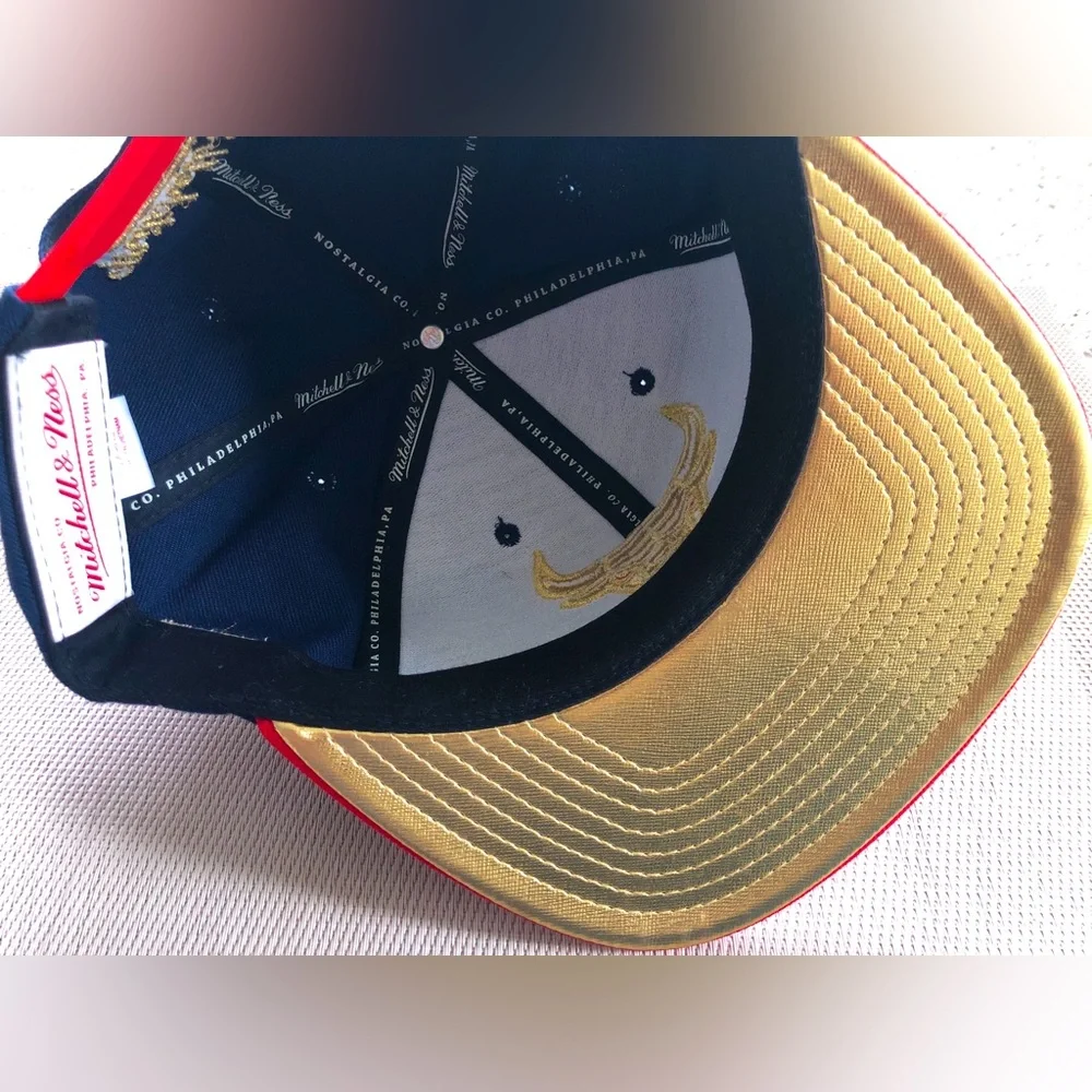 NBA CHICAGO BULLS NWOT Rare! Mitchell & Ness American Gold Brim Snapback…